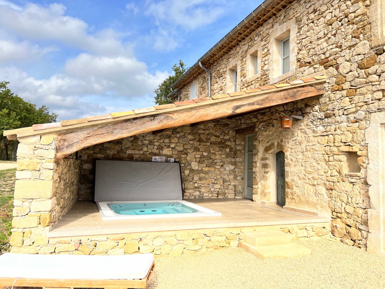 Suite de la rénovation du mas provençal haut de gamme à Oppédette