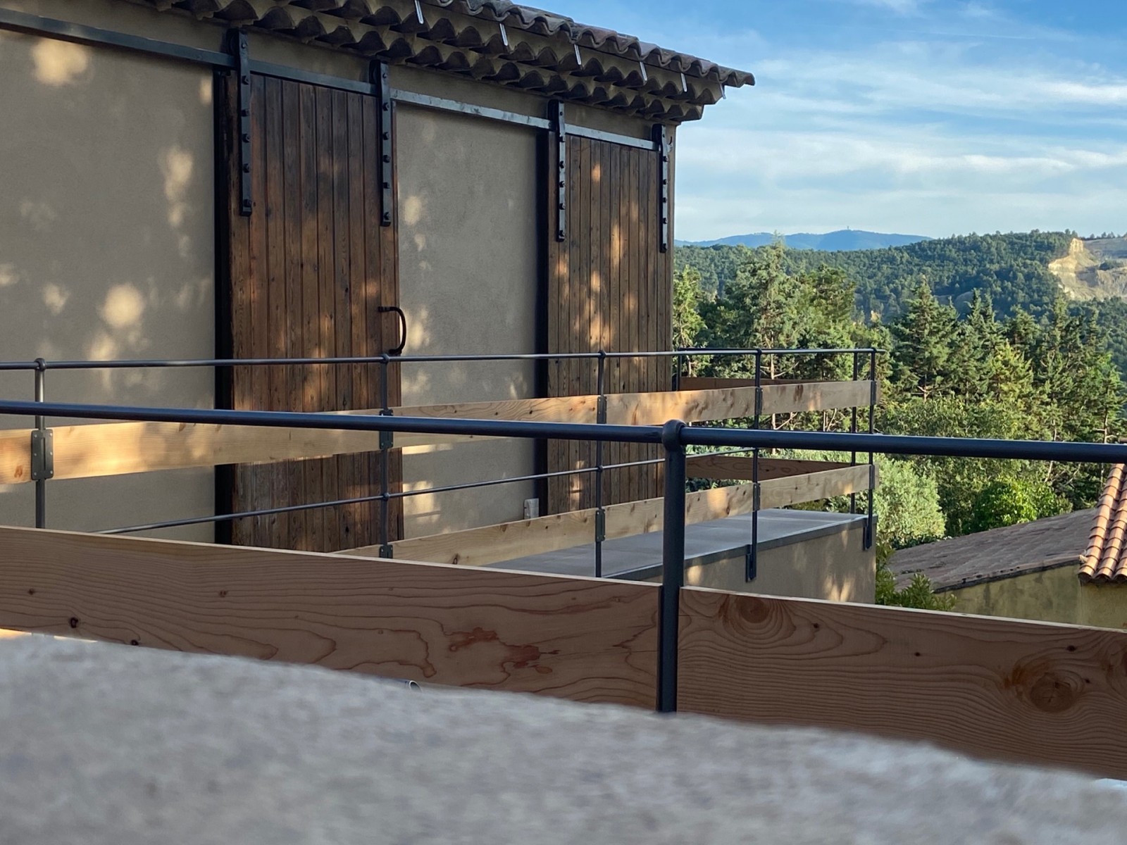 Création d’un glacier style contemporain et agrandissement de la terrasse à  la boulangerie « Au Pierrot d’Antan » à Rustrel en Provence