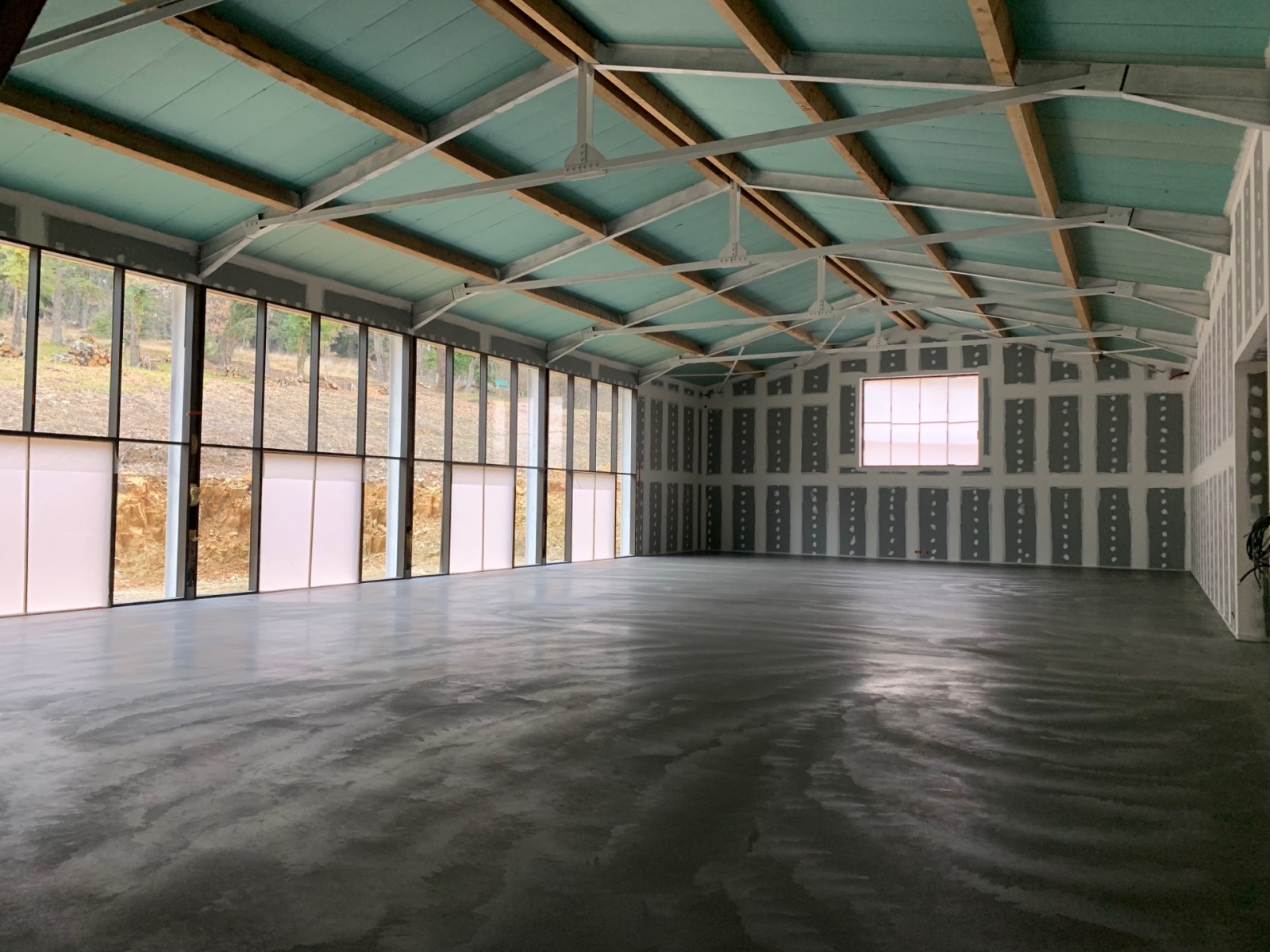 Hangar remis en état pour devenir un atelier de peinture