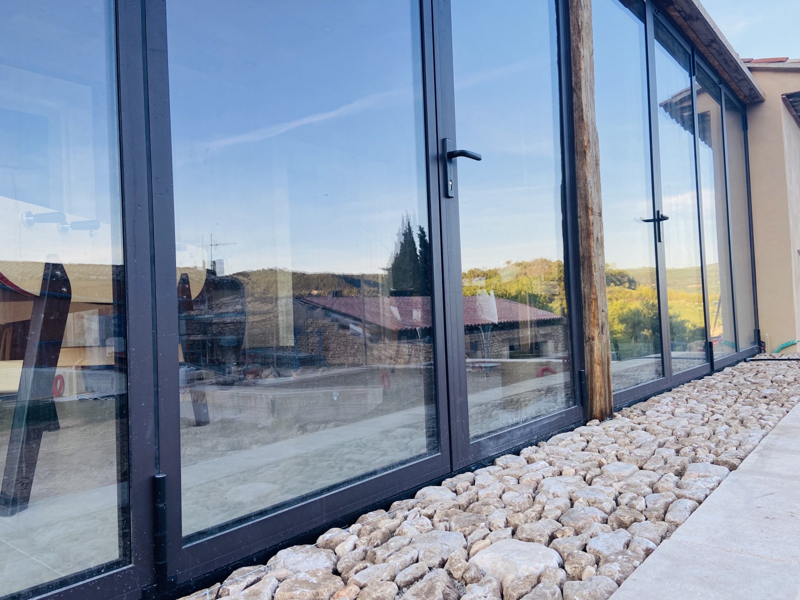 Réalisation d’une calade en pierres  aux abords d’une véranda à Rustrel dans le Luberon