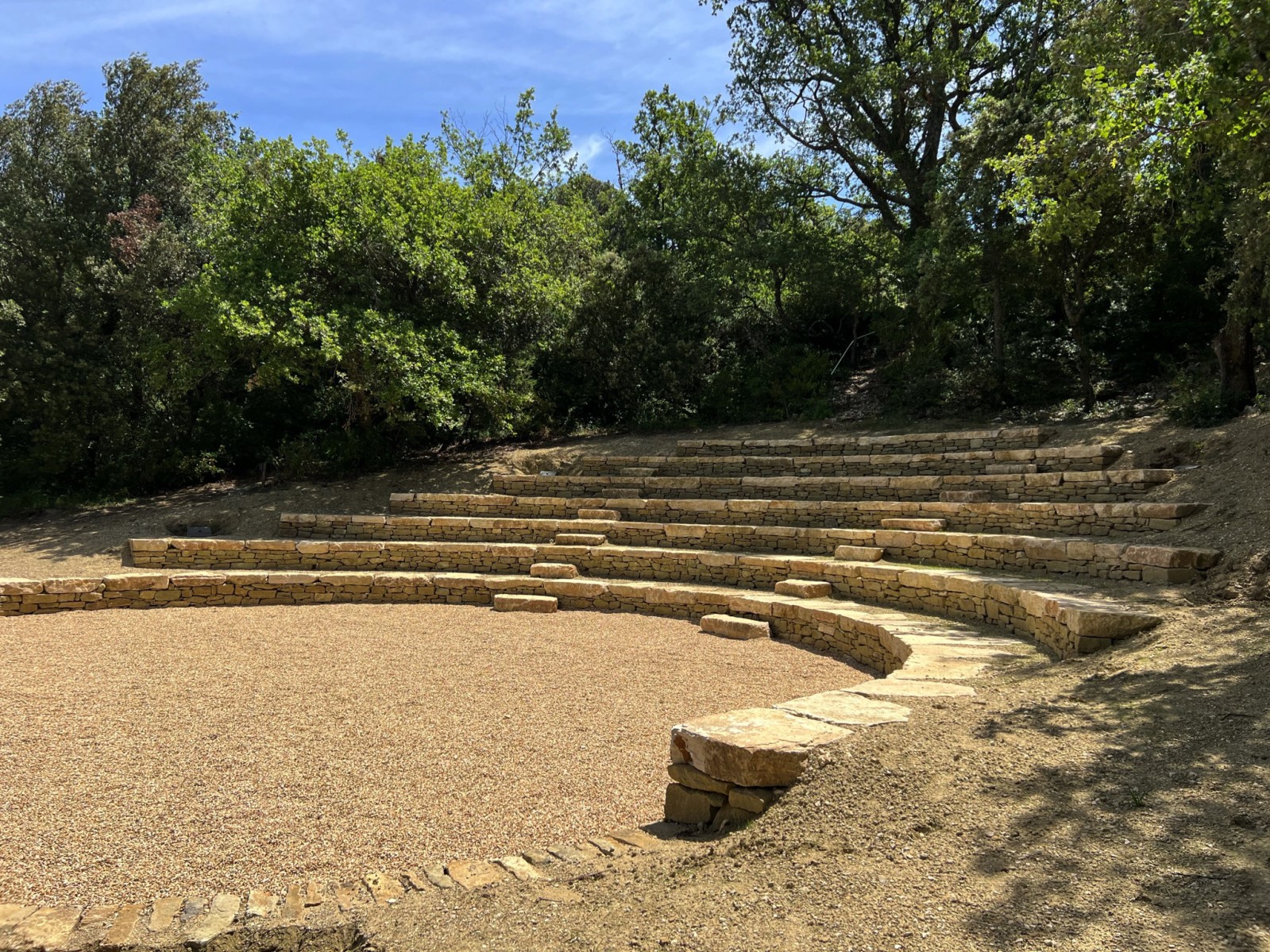 Réalisation d’un amphithéâtre en pierres au cœur du Luberon près des villages de Viens et Rustrel
