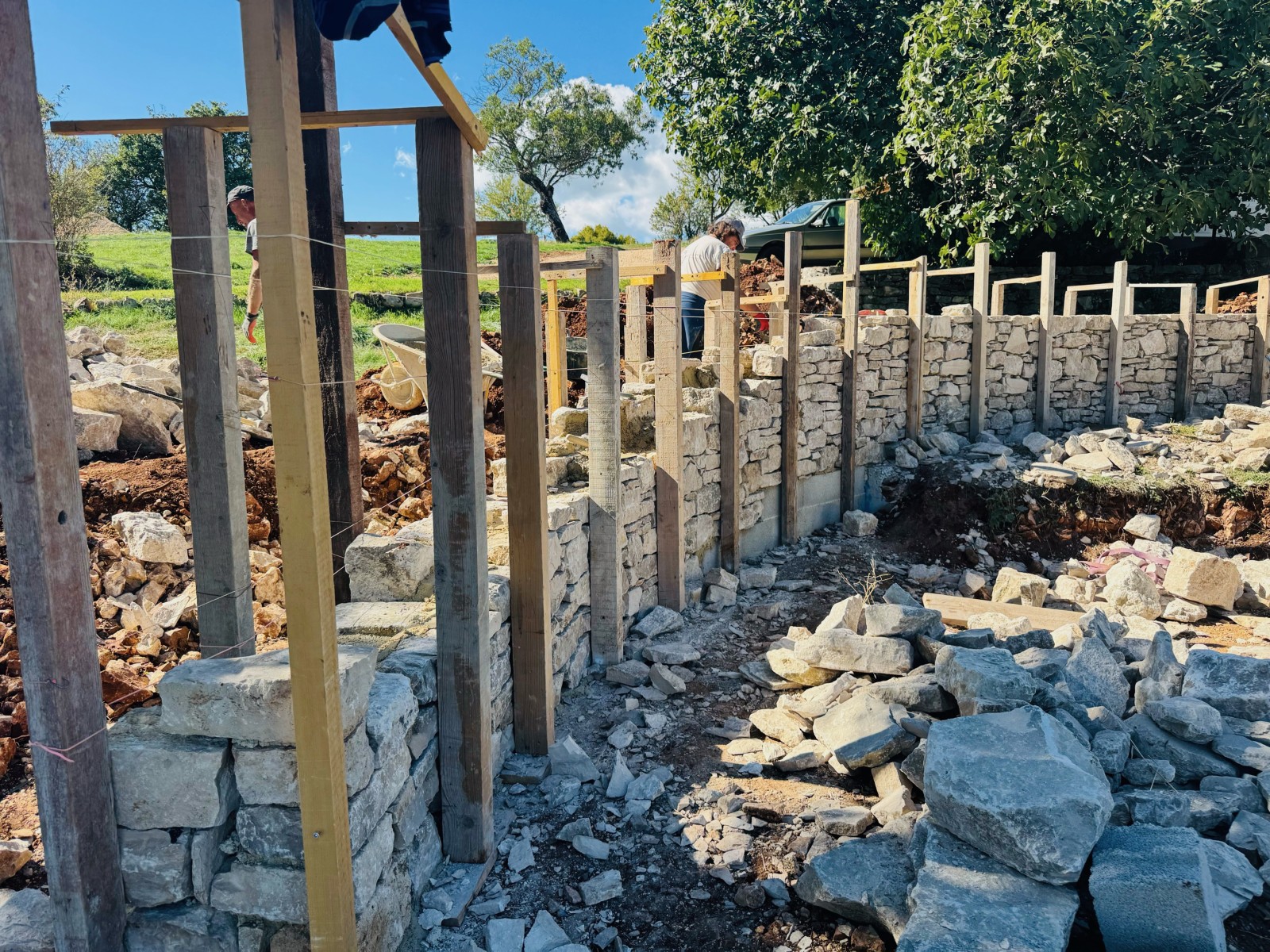 Construction d’un mur en pierres près de Simiane la Rotonde dans les Alpes de Haute Provence