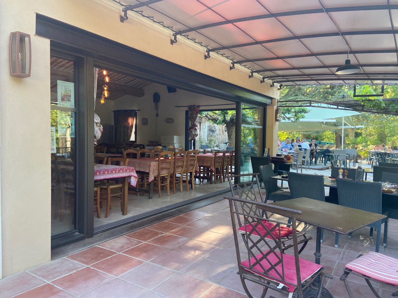 Réhabilitation d'un restaurant pizzeria au style industriel et au cœur du Colorado Provençal