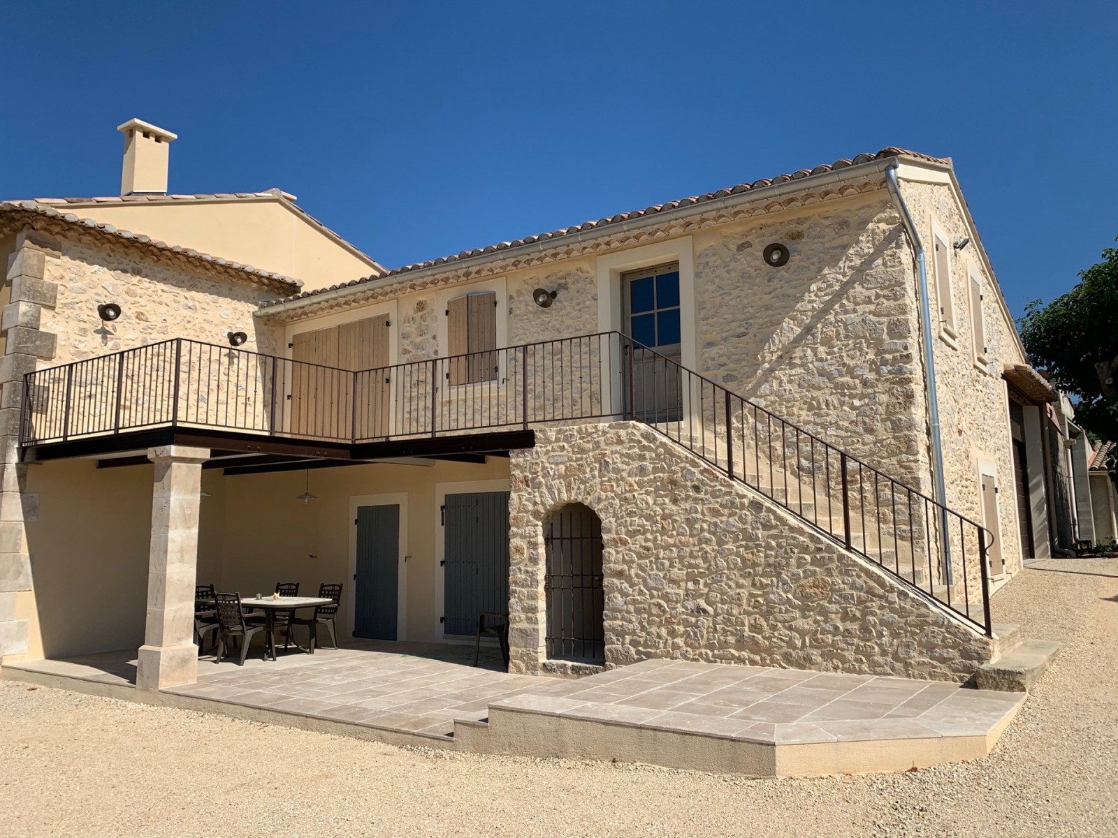 Rénovation d'un vieux mas entre les villages de Bonnieux et Roussillon dans le Vaucluse au coeur du Luberon