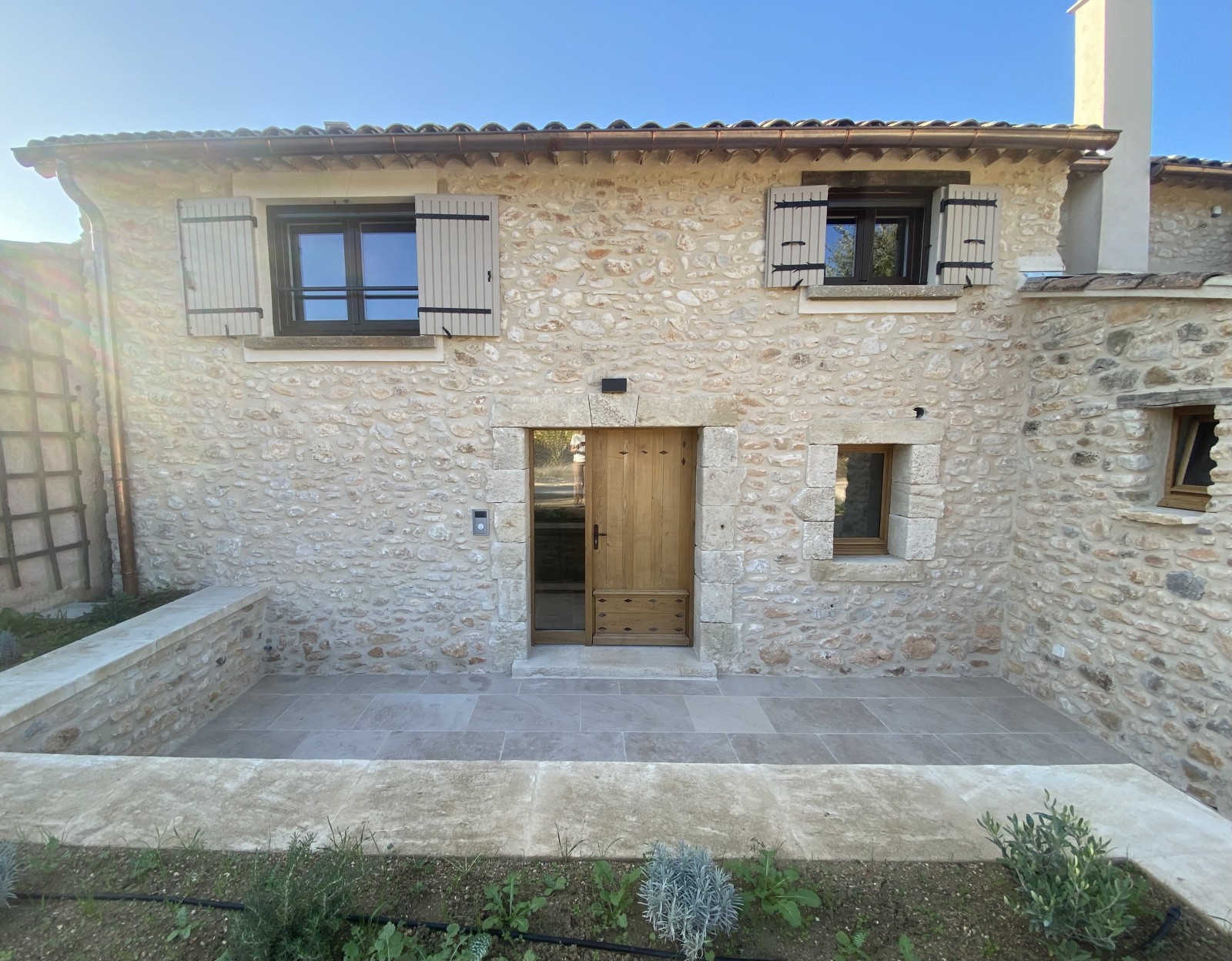 Création d'une entrée dans un mas provençal en pierres près de Villars dans le Luberon