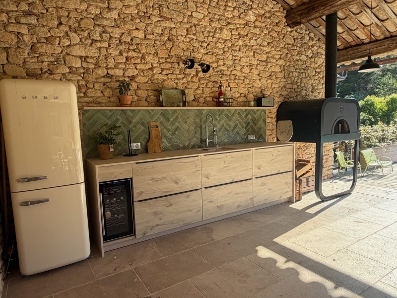 Réalisation d’une  Réalisation d’une cuisine d’été pool house en Provence près de Rustrel