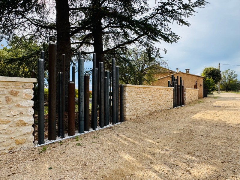 Construction d’un mur en pierre naturelle autour d'une propriété à Villars près d’Apt
