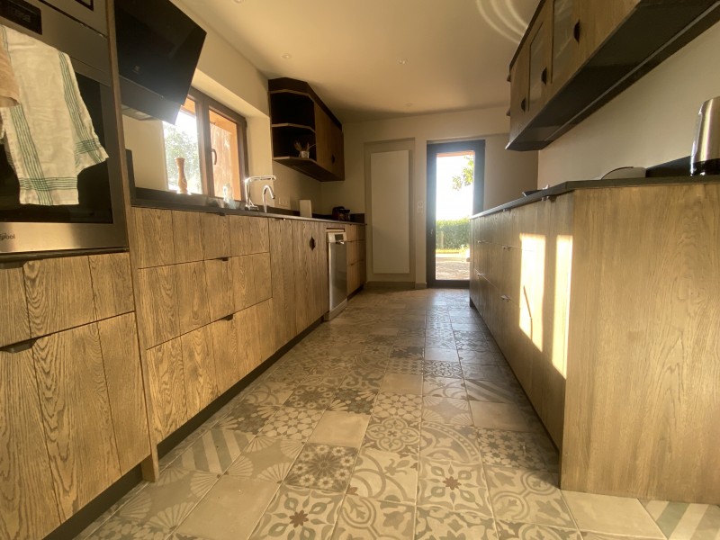 Rénovation d’une cuisine  intérieure dans  un mas provençal à Villars dans le Luberon