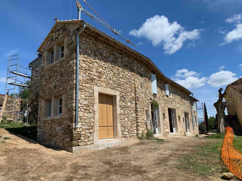 Rénovation d'un vieux mas provencal en pierre dans le vallon d'oppédette