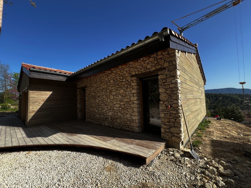 Confection de dalle radier avec coffrage et ferraillage pour pose de chalets en bois au dessus d'Apt en Luberon